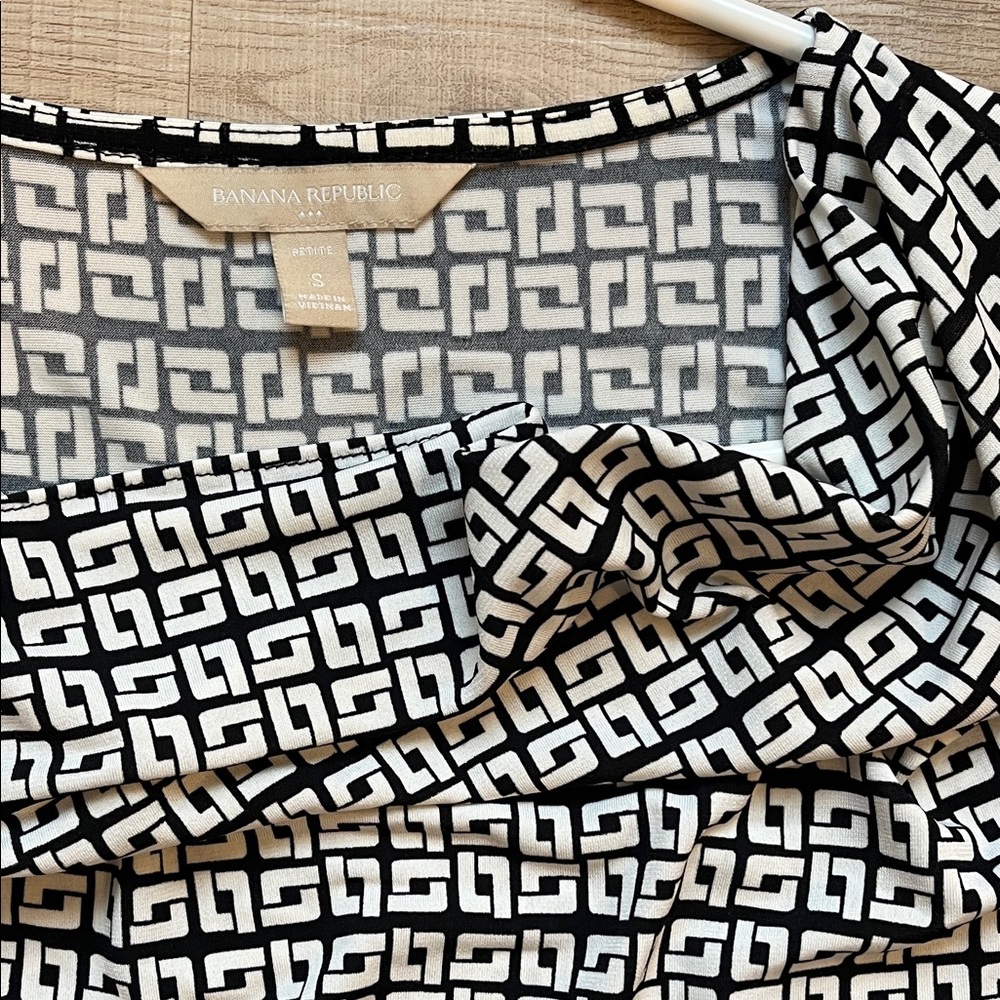 Banana Republic Monochrome Geometric Blouse